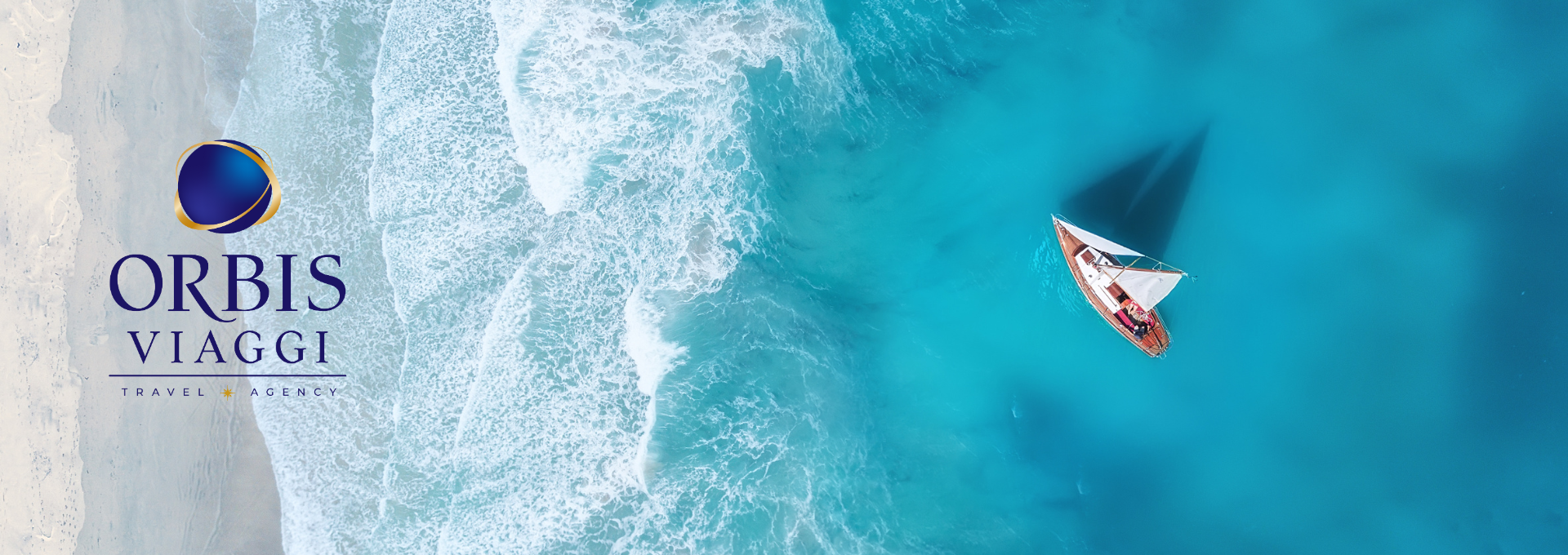 Immagine aerea di una barca a vela in mare turchese, simbolo di viaggi esclusivi e libertà, usata da Orbis Viaggi, agenzia viaggi a Rimini