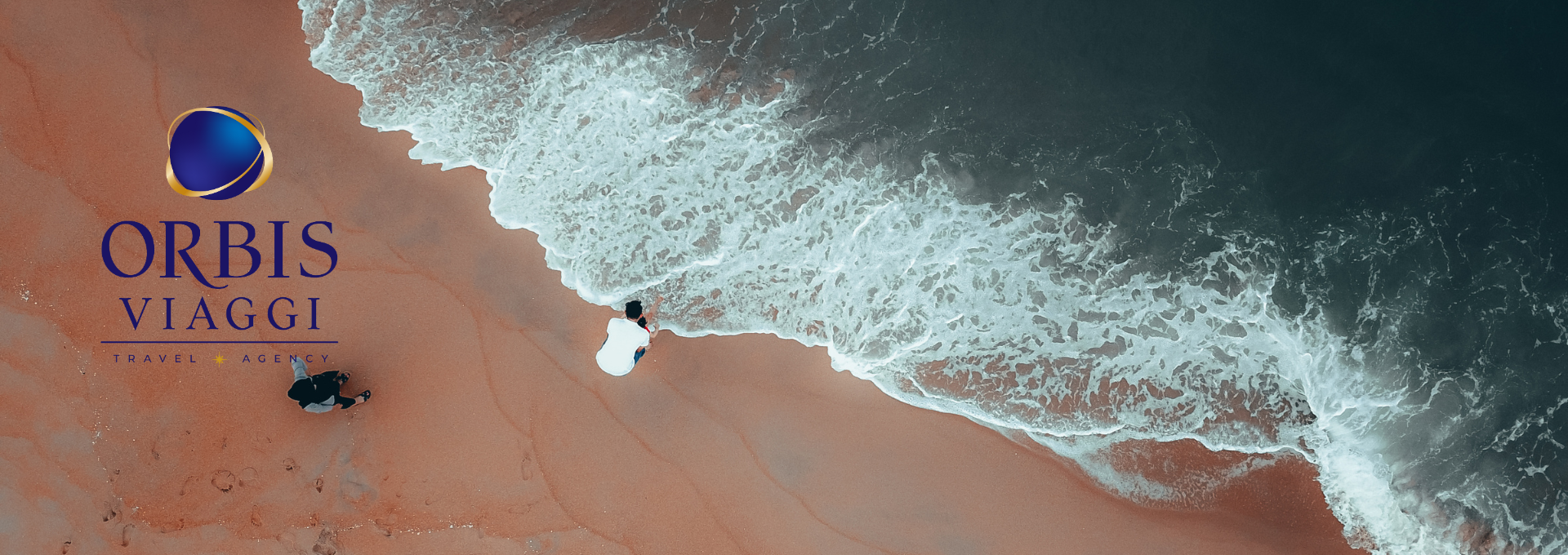 Immagine suggestiva di una coppia sulla riva del mare al tramonto, simbolo di esperienze autentiche e viaggi su misura con Orbis Viaggi, agenzia a Rimini.
